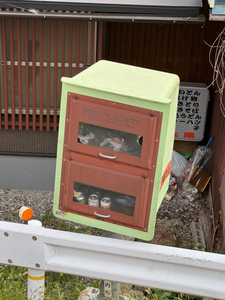 Einer der wenigen Mülleimer